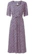 Knielanges Kleid in Violett mit geometrischem Muster in Weiß und Dunkelblau, kurze Ärmel, Rundhalsausschnitt, Taillenband, ausgestellte Form