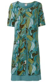 Lang geschnittenes Kleid in Türkis und Braun mit abstraktem Muster, Rundhalsausschnitt, halblange Ärmel, gerader Schnitt, durchgehende Frontknopfleiste, darunter sichtbares einfarbiges Unterkleid