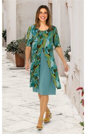 Zweiteiliges Kleid in türkis, Überkleid mit grünem, blauem und schwarzem Blattmuster, Rundhals, dreiviertellange Ärmel, ärmelloses, knieumspielendes Unterkleid in unifarbenem Türkis, getragen von stehender Frau, locker fallend