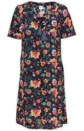 Schwarzes Kleid mit buntem Blumenmuster in Rot, Gelb, Grün und Blau, kurze Ärmel, Rundhalsausschnitt mit V-Öffnung und Kordelzug, knielang, locker fallende Form