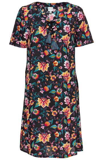 Schwarzes Kleid mit buntem Blumenmuster in Rot, Gelb, Grün und Blau, kurze Ärmel, Rundhalsausschnitt mit V-Öffnung und Kordelzug, knielang, locker fallende Form