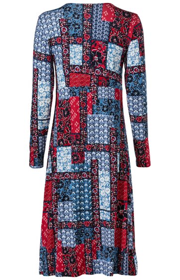 Langärmliges midikleid in rot und blau mit geometrischem patchworkmuster, rundhalsausschnitt, ausgestellt geschnittener Rock