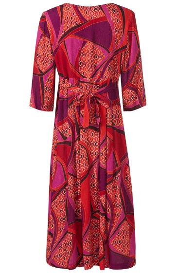 Midikleid mit geometrischem Muster in Rot- und Lilatönen, V-Ausschnitt, 3/4-Ärmel, Wickeldesign mit Bindegürtel, schwingender Rock