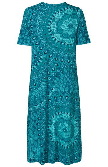 Knielanges Kleid in Türkis mit blauem Mandala-Muster, kurze Ärmel, rundhals, gerade geschnitten