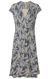 Kleid in blaugrau mit beigem großflächigem Blattmuster, V-Ausschnitt, kurzer Cap-Ärmel, tailliert, knie- bis wadenlang, leicht ausgestellt