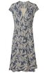 Kleid in blaugrau mit beigem großflächigem Blattmuster, V-Ausschnitt, kurzer Cap-Ärmel, tailliert, knie- bis wadenlang, leicht ausgestellt