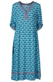 Türkisblaues locker geschnittenes Kleid mit weißem geometrischem Muster, V-Ausschnitt mit Knopfleiste, 3/4-Ärmel mit Aufschlag, Knieumspielende Länge, kontrastfarbener Saumabschluss