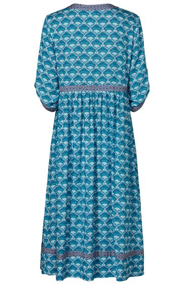 Midikleid in Türkis mit weißem Fächer-Muster, gerade geschnitten, halblange Ärmel, Rundhalsausschnitt, ab Taillenhöhe leicht weit geschnitten, mit Bordürenmuster in Blau und Weiß am Saum und unter der Taille