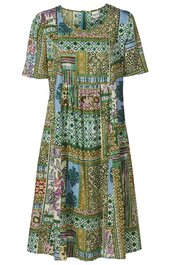 Kleid in Grün- und Blautönen, gemustert mit geometrischen Formen und floralen Elementen, rundem Halsausschnitt, kurzen Ärmeln, knieumspielende A-Linie