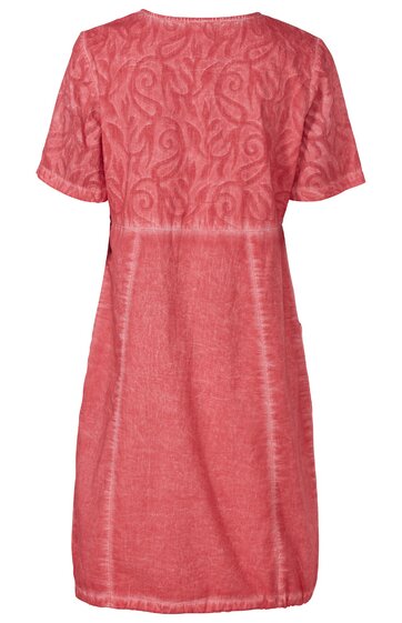 Rotes knielanges Kleid mit kurzen Ärmeln, Rundhalsausschnitt, florales Muster im oberen Teil, gerade geschnitten, sichtbare Nahtverläufe an den Seiten