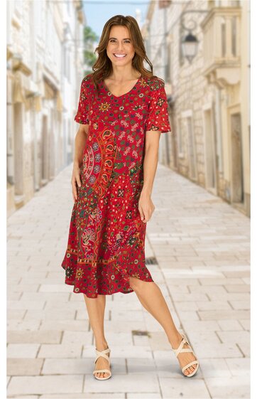 Rotes Midikleid mit Blumenmuster, V-Ausschnitt, kurze Ärmel, Rüschensaum, seitliche Taschen, getragen von lächelnder stehender Frau, lockere Passform