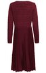 Dunkelrotes Kleid, langärmlig, Oberteil mit horizontalem Rippmuster, Rockteil plissiert, knielang, hinten gesehen