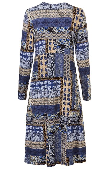 Langärmliges Midikleid in Blau- und Beigetönen mit geometrischem Mustermix, Rundhalsausschnitt, ausgestellter Rockteil, figurumspielende Form
