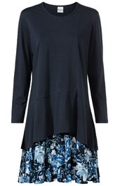 Schwarzes langärmeliges Kleid mit rundem Ausschnitt, asymmetrischem Saum, unterem Teil mit blau-weiß floralem Muster, gerade Passform