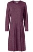 Langärmliges Kleid in dunklem Lila ohne Muster, rundem Ausschnitt, A-Linien-Form, geschnittene Taille, aufgesetzte Tasche links vorne