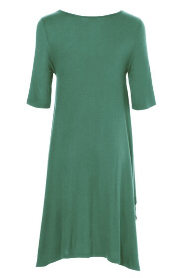 Grünes knielanges Kleid, schlicht, rundhalsausschnitt, halblange Ärmel, leicht ausgestellte Form