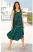 Ärmelloses, knielanges Kleid in petrolgrün mit buntem Paisley-Muster, Rundhalsausschnitt, ausgestellter Rock, getragen von lächelnder Frau stehend, luftig und locker geschnitten