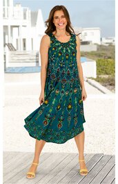 Ärmelloses, knielanges Kleid in petrolgrün mit buntem Paisley-Muster, Rundhalsausschnitt, ausgestellter Rock, getragen von lächelnder Frau stehend, luftig und locker geschnitten