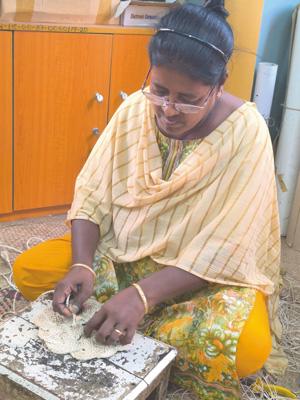 CORR Mitarbeiterin stellt Untersetzer her