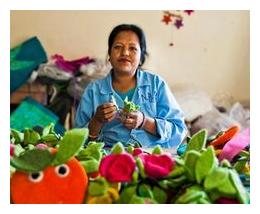 Mina Maya Shrestha bei der Arbeit