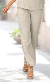Beine einer Person, die eine beige Viskose-Mix-Hose mit geradem Schnitt und leichte Textur trägt, kombiniert mit hellbeigen, offenen Sandalen mit Kreuzriemen, vor unscharfem, hellem Hintergrund