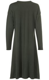 Dunkelgrünes, langärmliges Midikleid aus weichem Stoff mit rundem Halsausschnitt, weiter Passform und leicht ausgestelltem Rock, Rückenansicht, schlicht und ohne Muster oder Verzierungen