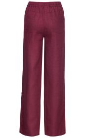 Rückenansicht einer langen, weinroten Leinen-Hose mit geradem Schnitt, elastischem Bund und zwei aufgesetzten Gesäßtaschen