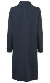 Baumwoll-Kleid in Dunkelblau, Rückansicht, langärmlig, mittellang, feine horizontale Struktur, gerader Schnitt, hoher Kragen, schlichte und elegante Optik