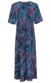 Viskose-Kleid in Blau mit rosa und lila Blattmuster, halblange Ärmel, gebundener Stoffgürtel hinten, knöchellang, lockerer Schnitt, Rückansicht, glatter Stoff, femininer Stil
