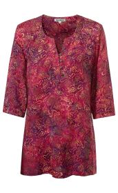 Damen Viskose-Bluse in Pink mit buntem abstraktem Muster, 3/4-Arm, Rundhalsausschnitt mit V-Öffnung und vier Knöpfen, locker geschnitten, leichte, fließende Qualität