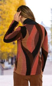 Frau von hinten, trägt bunte Alpaka-Strickjacke mit wellenförmigen Mustern in Rot-, Braun- und Schwarztönen, dazu braune Hose, Herbstkulisse mit gelben Blättern und Parkbank unscharf im Hintergrund
