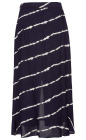 Viskose-Hosenrock dunkelblau mit weißen diagonalen Streifen, elastischer Bund, leicht transparentes Material, locker fallender Schnitt mit Volant am Saum