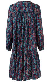 Rückenansicht eines Viskose-Kleids mit langem Ärmel und elastischem Saum, dunkelblaues Kleid mit abstraktem, ornamentalen Muster in Rot-, Blau- und Grautönen, mit Stufensaum und gerafftem Rückenteil