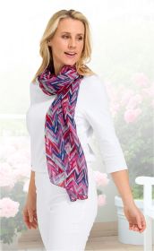 Frau trägt weißen Dreiviertelarm-Pullover und weiße Hose, bunt gemusterter Seidenschal 180x50cm in Rosa-, Blau- und Türkistönen locker um den Hals, Hintergrund mit rosa Blüten und weißem Gartenstuhl