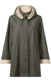 Baumwoll-Jacke mit Kapuze, ausgestellte Passform, olivgrün mit cremefarbenem Innenfutter an Kapuze und Ärmeln, durchgehende Knopfleiste mit Stoff bezogenen Knöpfen, zwei seitliche Eingrifftaschen