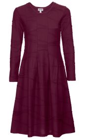 Dunkelrotes Baumwoll-Kleid mit langem Arm, rundem Ausschnitt und leicht ausgestelltem Rock, dekorative Nähte verlaufen quer über das Kleid, Größenetikett sichtbar am Kragen