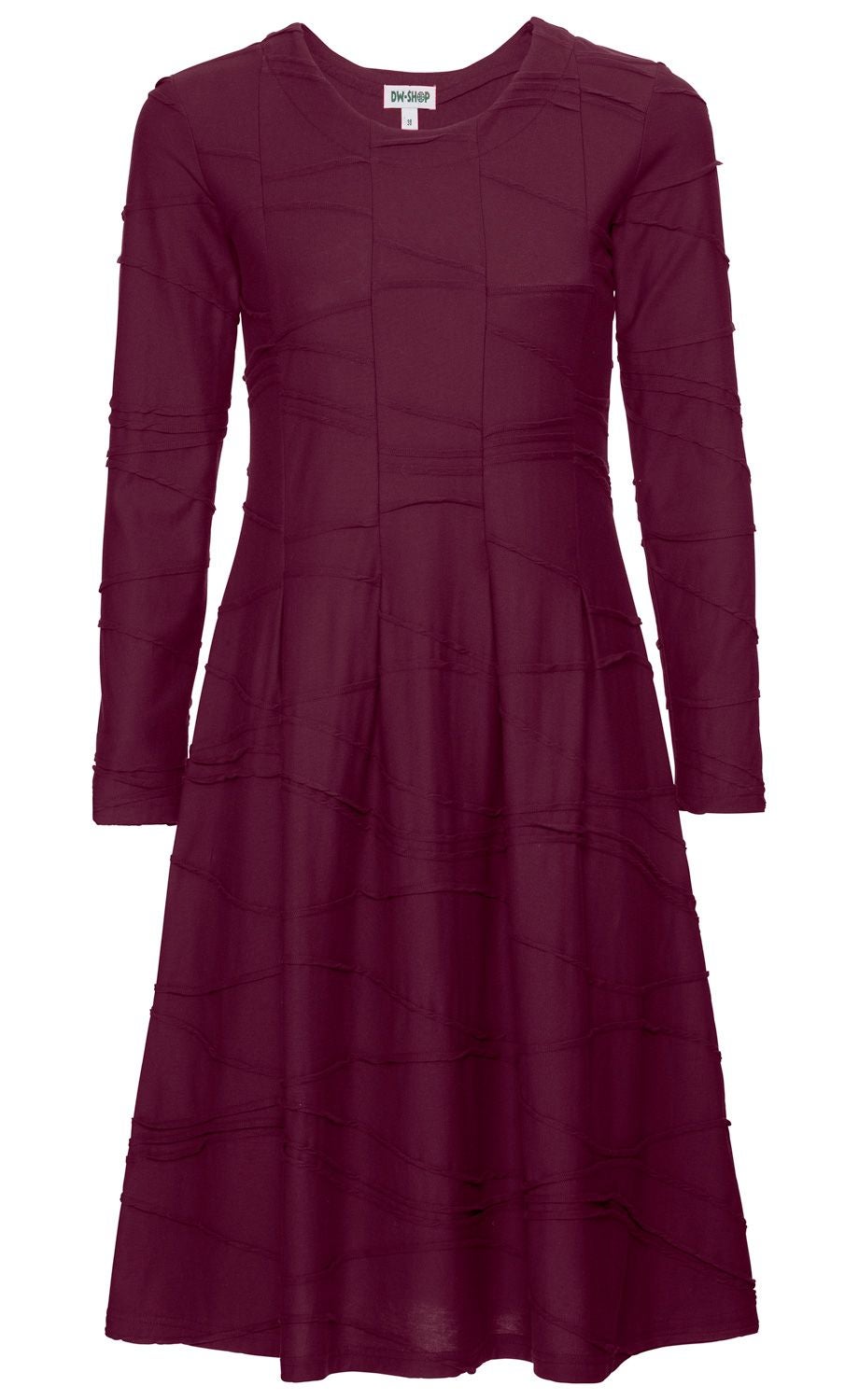 Dunkelrotes Baumwoll-Kleid mit langem Arm, rundem Ausschnitt und leicht ausgestelltem Rock, dekorative Nähte verlaufen quer über das Kleid, Größenetikett sichtbar am Kragen