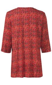 Rückansicht einer Viskose-Bluse mit 3/4-Ärmeln, rotem Grundton und geometrischem Muster aus ineinandergreifenden Rauten in Orange, Pink, Schwarz und Weiß