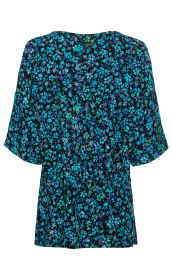 Rückansicht einer Viskose-Bluse mit dunkelblauem Hintergrund und Allover-Muster aus kleinen blauen, türkisen und violetten Blumen, kurze Ärmel, leichter Stoff, taillierter Schnitt.