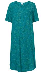 türkises Viskose-Kleid mit kurzen Ärmeln, Rundhalsausschnitt und abstraktem, floralen Muster in verschiedenen Grüntönen, knieumspielende Länge, locker geschnitten