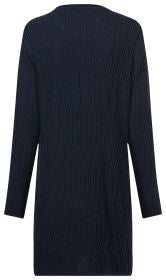 Dunkelblaues Baumwoll-Mix-Kleid mit langem Arm und feinem Zopfmuster, gerade geschnitten, knielang, ohne sichtbare Verschlüsse, Rückansicht