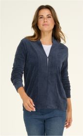 Frau trägt dunkelblaue Viskose-Mix-Jacke mit langen Ärmeln und offenem Kragen, kombiniert mit weißem Shirt und blauen Jeans, vor hellem Hintergrund