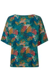 Viskose-Bluse mit farbenfrohem abstraktem Blumen- und Blättermuster in Blau-, Grün-, Gelb- und Rottönen, kurze Ärmel, weiter Schnitt, Rundhalsausschnitt, Rückenansicht auf weißem Hintergrund.