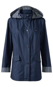 Dunkelblaue Baumwoll-Jacke mit Kapuze, gestreiftem Innenfutter, langen Ärmeln mit gestreiften Umschlägen, Fronttaschen mit Klappen und Druckknöpfen, durchgehender Knopfleiste vorne