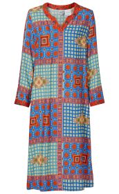 Viskose-Kleid mit langem Arm, V-Ausschnitt und buntem Patchwork-Muster in Blau, Rot, Gelb, mit geometrischen und floralen Motiven, knielang, leicht fallend, casual Stil.
