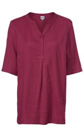 Baumwoll-Mix-Bluse in Dunkelrot mit kurzen Ärmeln, Rundhalsausschnitt mit V-Öffnung und drei Knöpfen, leichte Struktur und lockere Passform.