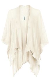 Beige, locker gestrickte Viskose-Stola mit offenem, fließendem Schnitt und wellenförmigem Saum, leicht transparent, ohne Muster, mit eingesetztem Etikett am Kragenbereich.