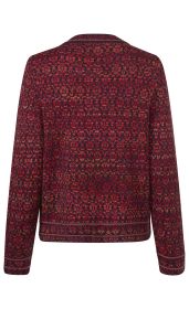 Rückansicht einer warmen Alpaka-Strickjacke mit langem Arm, rotem und braunem filigranen Blumenmuster, geradem Schnitt, Rundhalsausschnitt, Zierborten am Saum und Ärmelsaum, weiche Strickqualität
