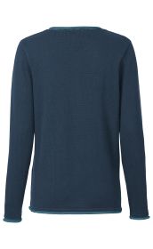 Rückansicht eines dunkelblauen Langarm-Pullovers mit feiner Strickstruktur und abgesetzten hellblauen Säumen an Kragen, Ärmeln und Saum