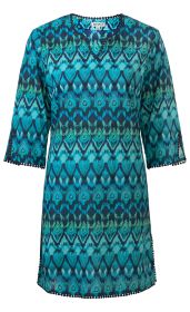 Baumwoll-Kleid in Blau- und Türkistönen mit dreiviertelärmeln, V-Ausschnitt und geometrischem Muster, dekorative Spitzenborte an Ärmeln und Saum, lockere Passform, Größe 38.